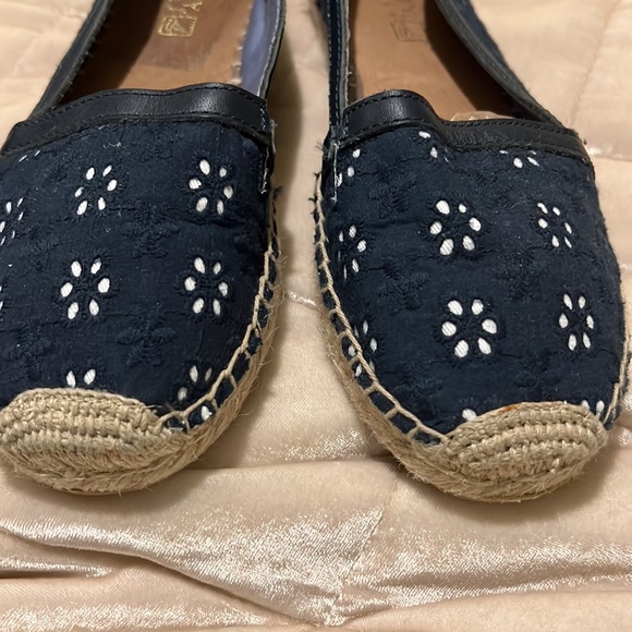 Sperry Top-Sider Navy Blue Eyelet Espadrilles Size 7 - Picture 2 of 8